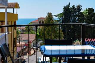 Гостиница Ирина Лоо Трехместный номер с видом на море-1